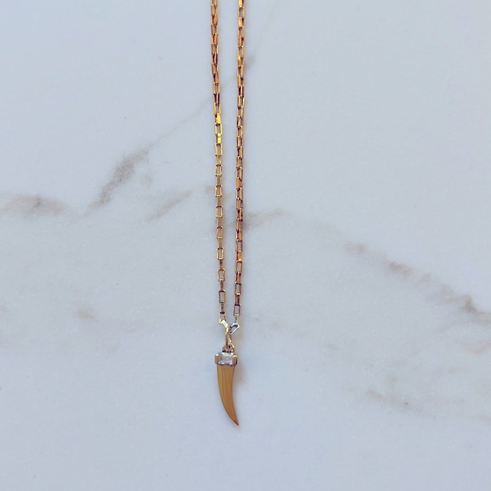 Jennifer Zeuner necklace